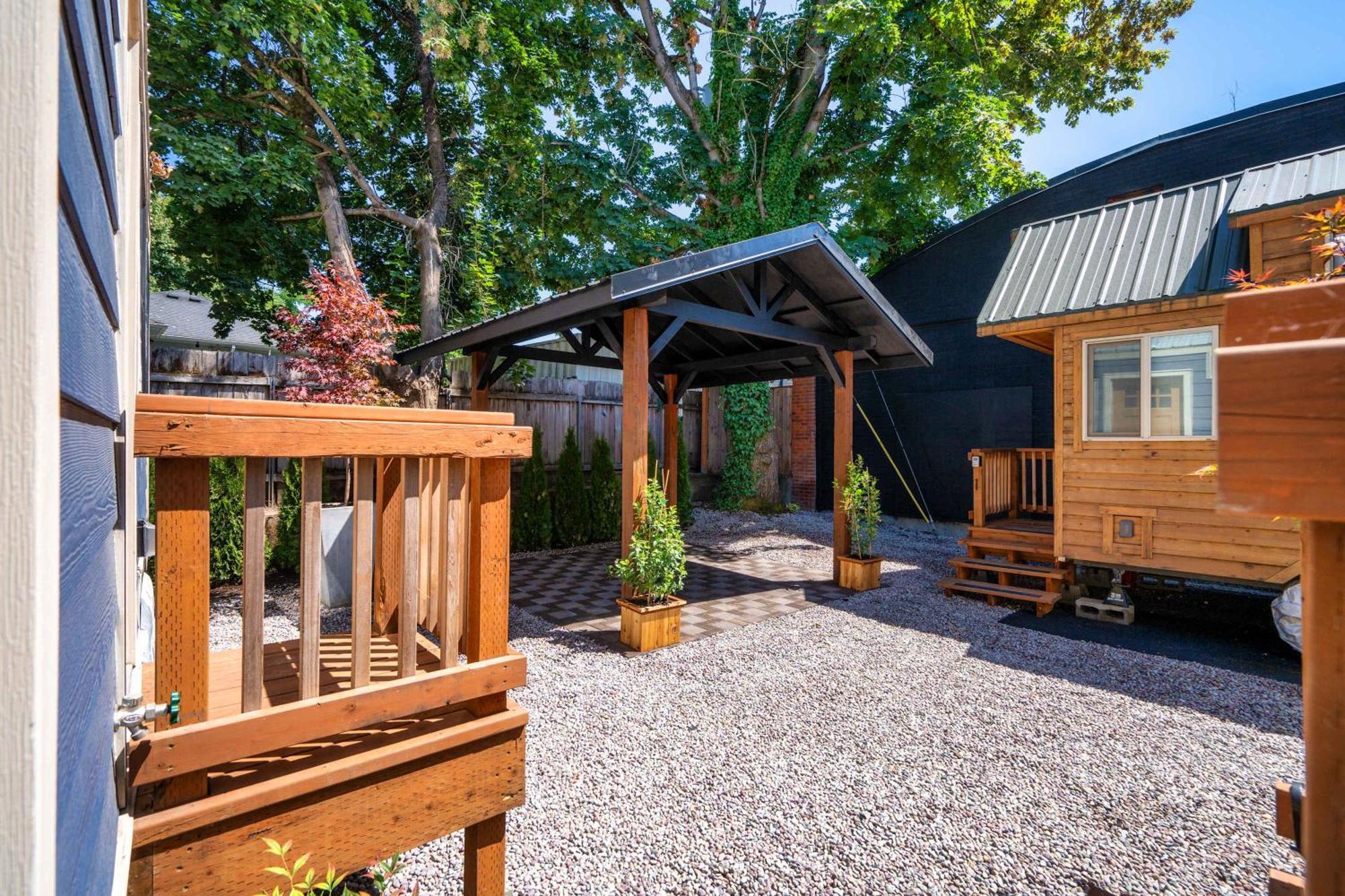 Apartment - Tiny Log - Walk To Local Shops & Eateries *