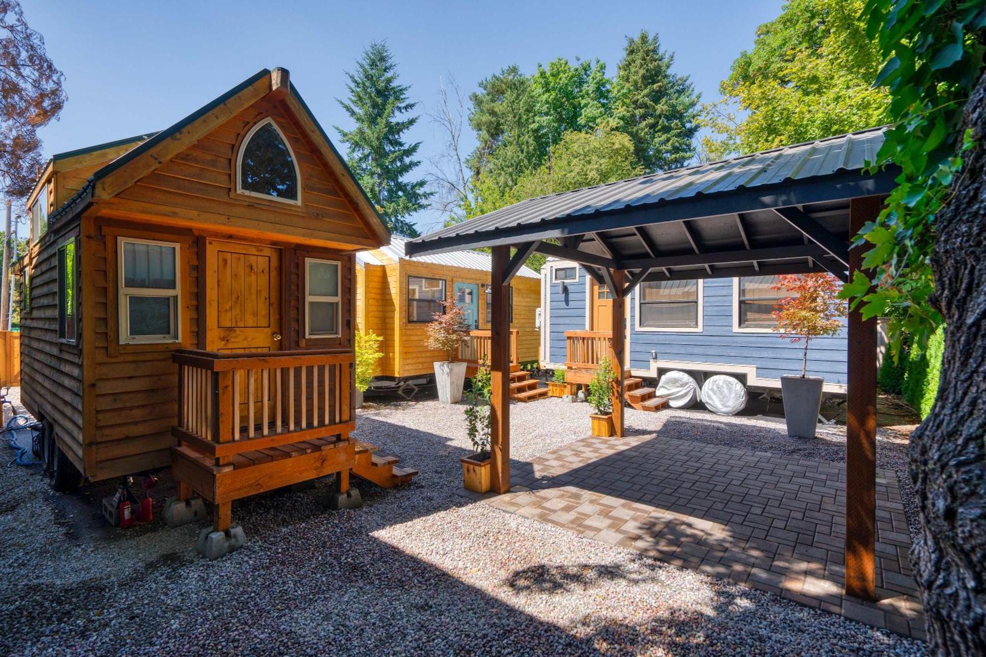 - Tiny Log - Walk To Local Shops & Eateries Apartment *